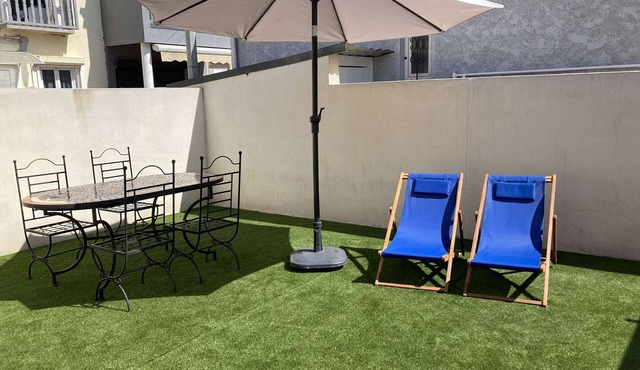 Central House with Terrace, Sleeps 6, Close to Beach and Shops
