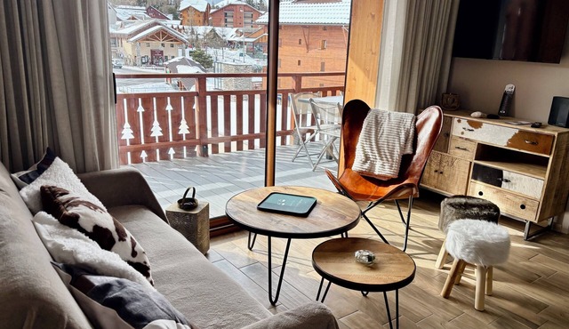Centrally located and cozy apartment in La Joue du Loup: sleeps 6, 2 bedrooms, 4 beds