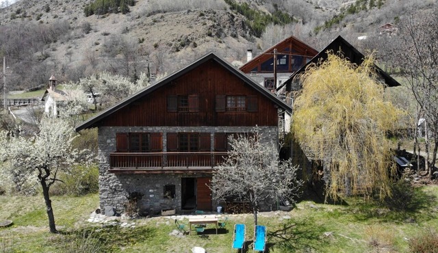 Chalet at the gateway to the Ecrins with extra mountain and garden views