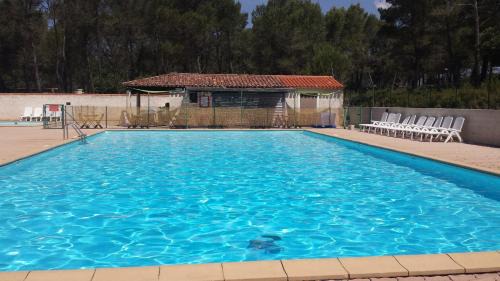 Chalet avec jolie chambre et salle de bain