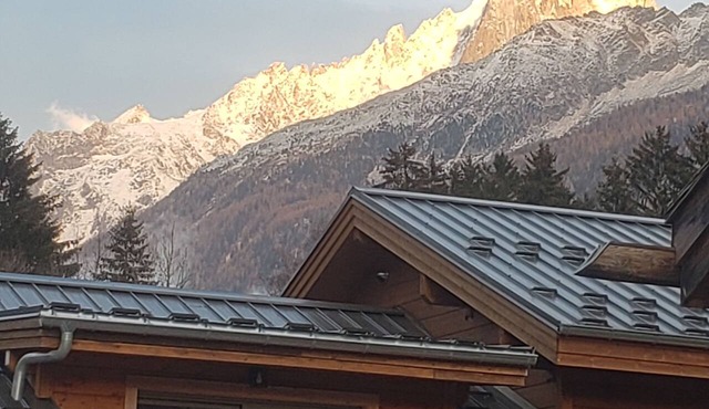 Chalet Beau Ski in the heart of the Chamonix valley, incredible view of the glacier