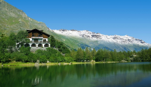 Chalet sul lago Hotel In Montagna