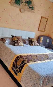 Chambre dans maison individuelle avec rez-de-chaussée partagé - cuisine, salle, salon et salle de bains