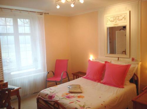 Chambre lumineuse avec espaces communs et court de tennis à Aydoilles - FR-1-589-713