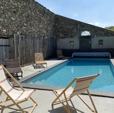 Chambre studio au Bord de la Piscine chauffée et privée pour vous le soir !