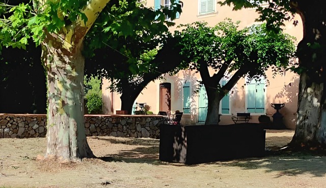 Charmant gite provençal indépendant avec piscine privée & grand parc