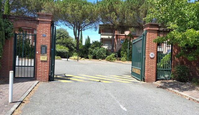 Charming 1-bedroom apartment in Tournefeuille with a terrace, pool, and tennis court