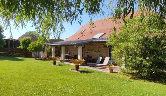 Charming Air-Conditioned House –Pyrenees Views, Tennis & Large Garden (Sleeps 8)