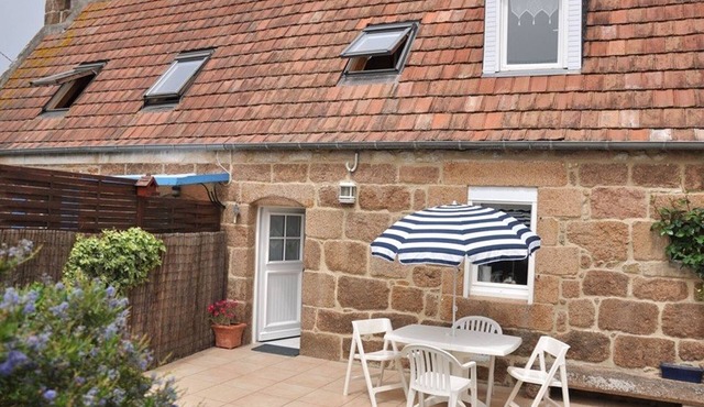 Charming Breton House Steps from Saint-Guirec Beach, Ploumanac’h – 2 Beds, Garden, Pet-Friendly