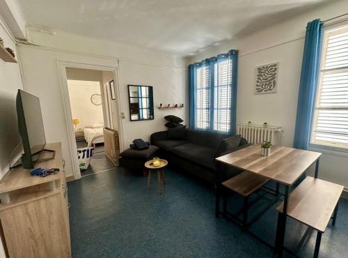 Charming Bright Apartment, Center with free Parking