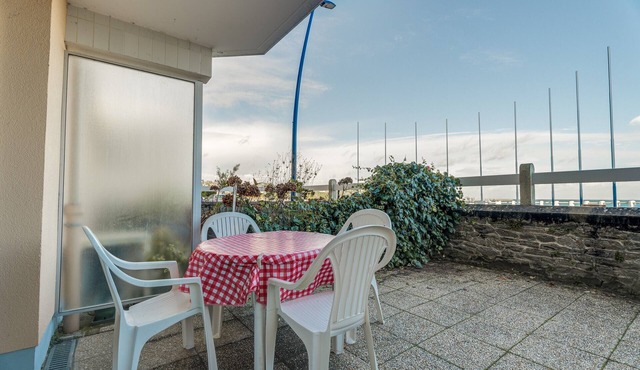 Charming Ground-Floor Apartment with Sea View and Private Courtyard