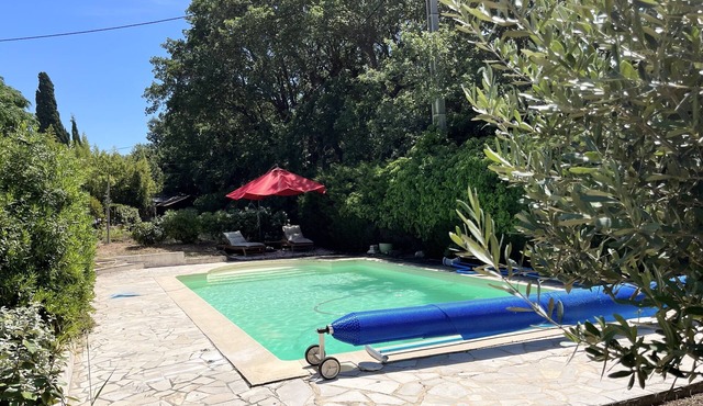 Charming house with private pool in a quiet location 6 minutes' walk from the beach.
