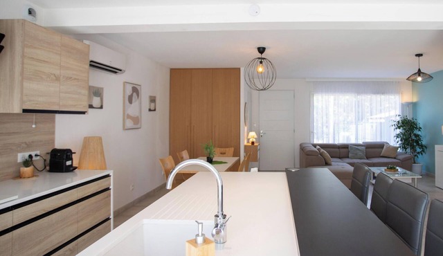 Charming Semi-Detached House with Terrace, Private Jacuzzi, and Garden