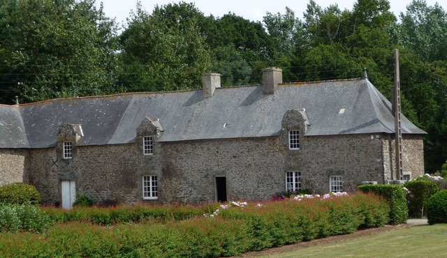 Charming Space and Calm Family House 5 1/2 bedrooms in very large garden