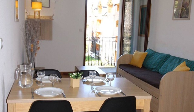 Charming T2 with Balcony, Parking & WiFi near Casino Park in Luchon