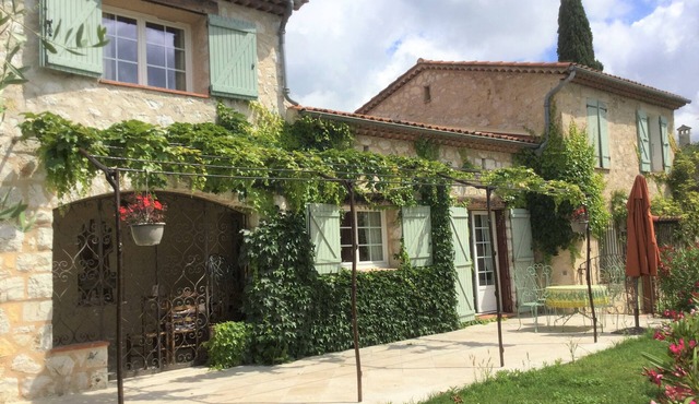 Charming villa with swimming pool - sleeps 8