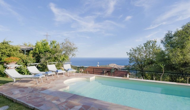 Comfortable apartment of 260 sqm, able to accommodate up to 10 people, located in a panoramic area above Imperia, surrounded by olive trees. The view from the terrace is magnificent!The accommodation is equipped with every comfort, including the presence