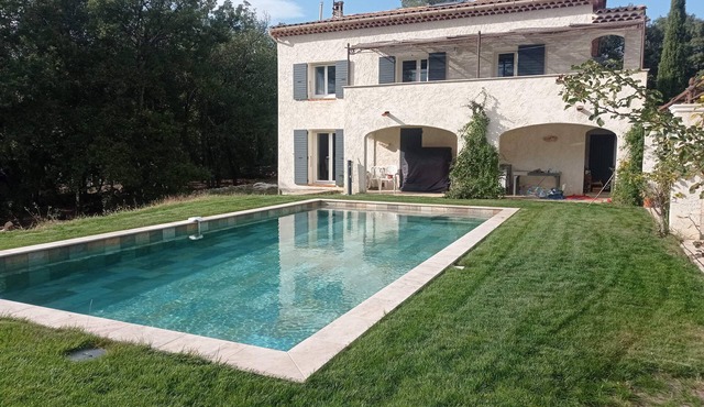 Comfortable mas provençal, splendid swimming pool, 5000m², air conditioning, quiet, south, wifi