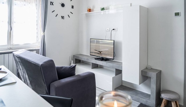 Comfortable mini-apartment of about 35 m2, located on the mezzanine floor of a building WITHOUT a lift. The accommodation is located in the Pista district, a very quiet residential area, served by all the main services: bar, pharmacy, restaurant and supe