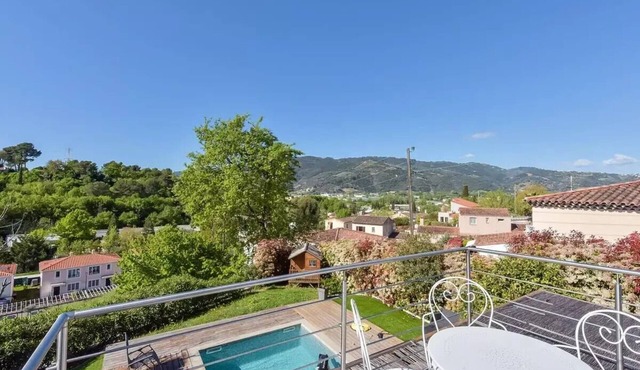 Contemporary villa, pool, hot tub!