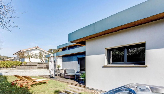 Contemporary villa with spa, ocean & forest on foot