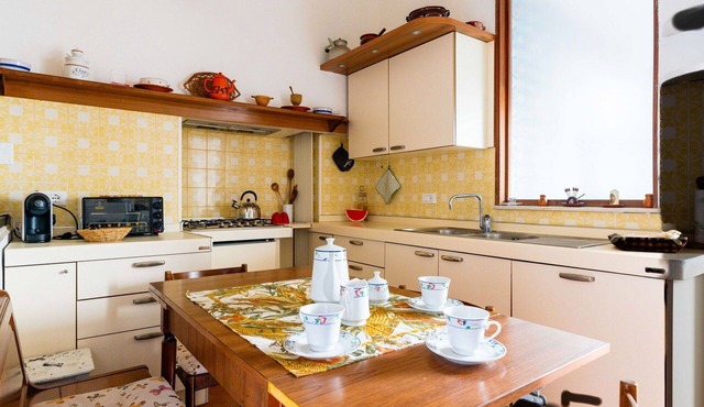 Cosy apartment for 6 people with WIFI, A/C, balcony and pets allowed