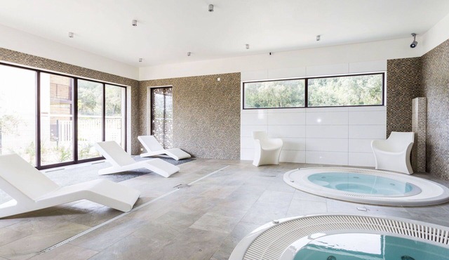 Cosy apartment for 4 guests with WIFI, pool, A/C, hot tub, TV, balcony, pets allowed and parking