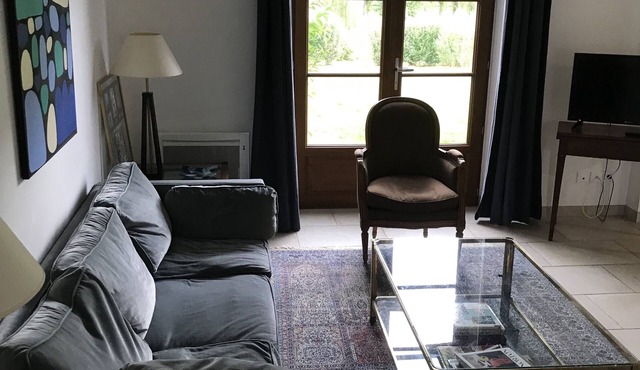 Cottage in 8 ha park with lake, toys/swing set/ping pong,. Paris 80km. Pêche