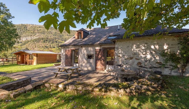 Cottage in a Charming Shepherd’s House, Vast Private Land in the Heart of the Pyrenees