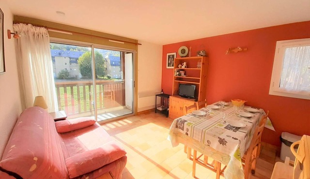 Cozy 2BR Apt for 6 with Balcony, Parking & Ski Locker in Saint-Lary-Soulan