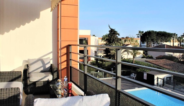 Cozy 2BR APT with Terrace, Pool & Parking - Steps from Beach & Station