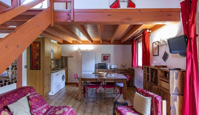 Cozy Chalet with 3 Bedrooms, Terrace, Parking, Near Cauterets Center