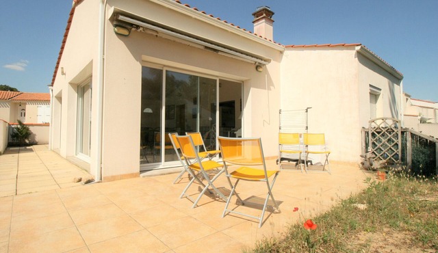 Cozy House 150m from Génerelles Beach, Large Garden, WiFi, Parking