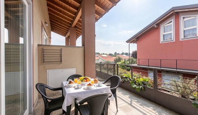 Cozy Ispra Residence with Terrace, near Beach (Sleeps 3)Air-Con, Ispra, Italy