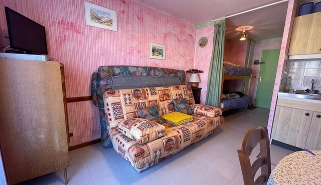 Cozy Studio for 4 in Ski Resort, Steps to Slopes & Town with Balcony