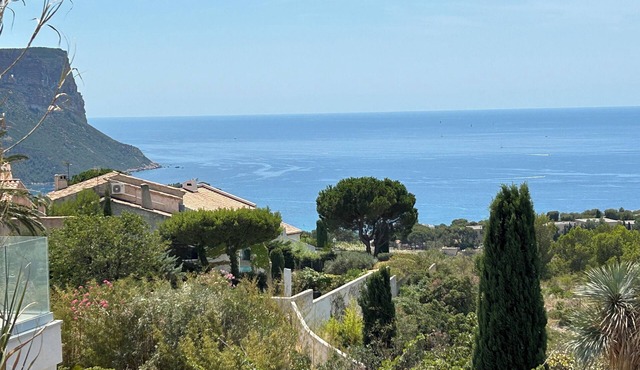 Delightful ground floor apartment in villa, in Cassis, accommodation 4 people