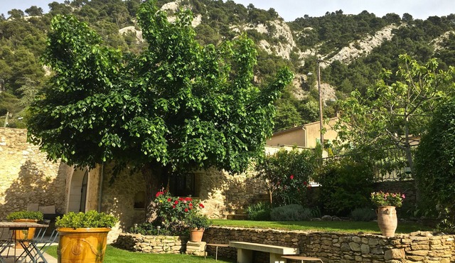 Eighteenth-century stone farmhouse with swimming pool at the top of a historic village