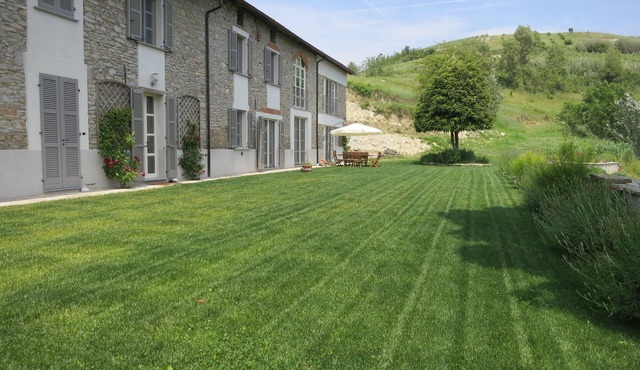 Elegant private farmhouse in the vineyards with swimmingpool-langhe/monferrato