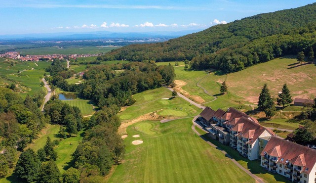 En bord de golf avec balcon privé | Accès piscine