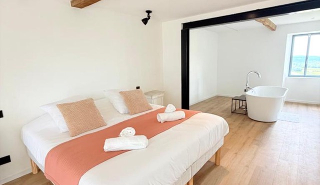 Entrée indépendante - Suite spacieuse - Bain îlot - Jardin privé & Vue Pyrénées