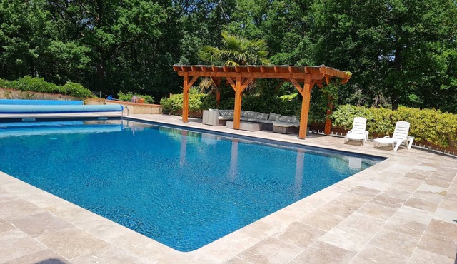F4 garden apartment for 8 people, with swimming pool in the woods