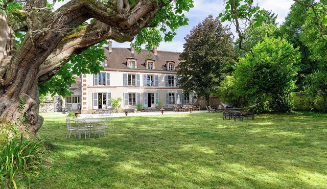 Family home for 16 adults, set in its own grounds along the Seine