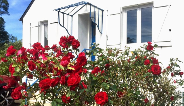 FAMILY HOME WITH ENCLOSED GARDEN IN A QUIET LOCATION: 5 MINUTES' WALK FROM THE BEACH & THE GR34