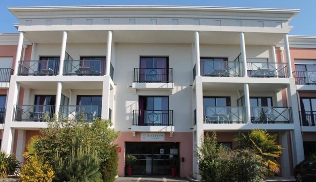 French Coastal Getaway | 0.6mi to Casino Nightlife And Beach Sunsets