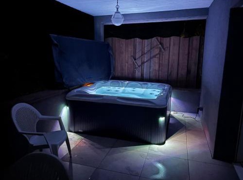 Gîte avec spa privé, calme 4 à 6 pers 2 chambres, Terrasse et BBQ