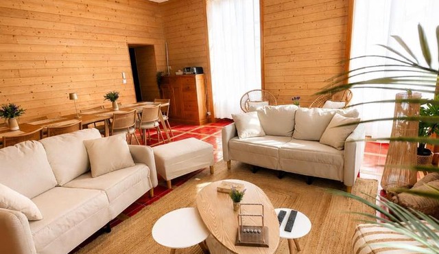 Gîte de l'Esplanade-18 min du Puy du Foù-Ventilateurs- Billard- Baby-foot-Fléchettes-Grande maison de bourg spacieuse de 200m2- Famille-Amis-Groupe