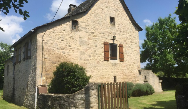 Gîte Du Cayrou: private terrace, garden, Wi-Fi, family-friendly in Bournazel