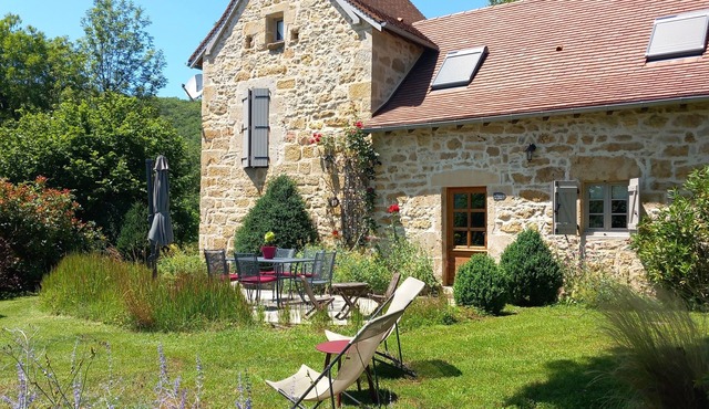 Gîte Quercy, authentic charm, great comfort, mature garden, natural swimming pool