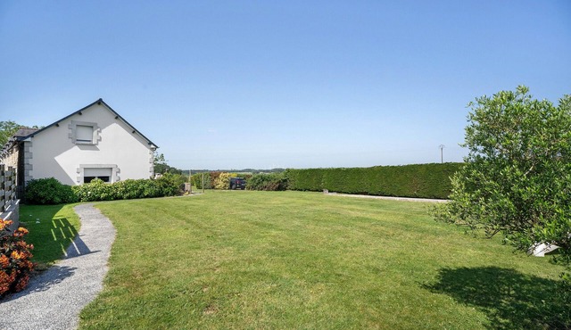 Gîtes des Lacs - Le Muscat: Shared Pool, Sauna & Jacuzzi, Private Terrace, Wi-Fi