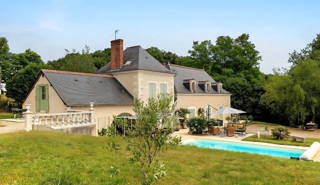 Guest Room 'Camélia' with Shared Pool, Wi-Fi, and Air Conditioning